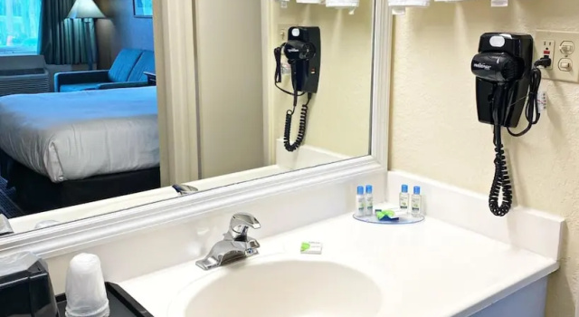 Четырёхместный номер Standard Roadstar Hotel Zephyrhills