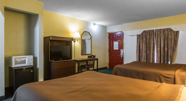 Четырёхместный номер Standard Rodeway Inn Marietta near Dobbins ARB