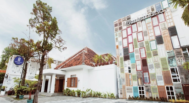 Кровать в общем номере Adhisthana Hotel Yogyakarta