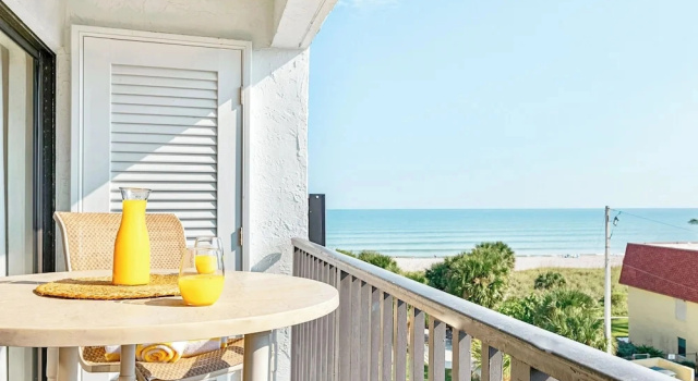 Апартаменты с 2 комнатами oceanfront Chateau by the Sea - Cocoa Beach Oceanfront Pet-Friendly Condos with Rooftop Deck & Heated Pool