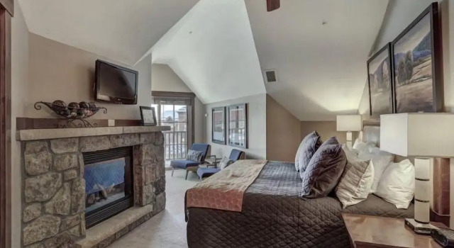 Crystal Peak Lodge 4 Bedroom Ski in, Ski out Slopeside Condo at the Base of Peak 7, Забронировать Отель Отели Брекенридж с парковкой, рядом с Trygve's Platter Chair Lift, Парковка