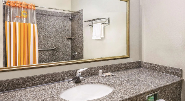 Двухместный номер Standard La Quinta Inn & Suites by Wyndham Mercedes Outlet Mall