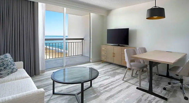 Четырёхместный люкс с видом на океан Embassy Suites by Hilton Myrtle Beach Oceanfront Resort