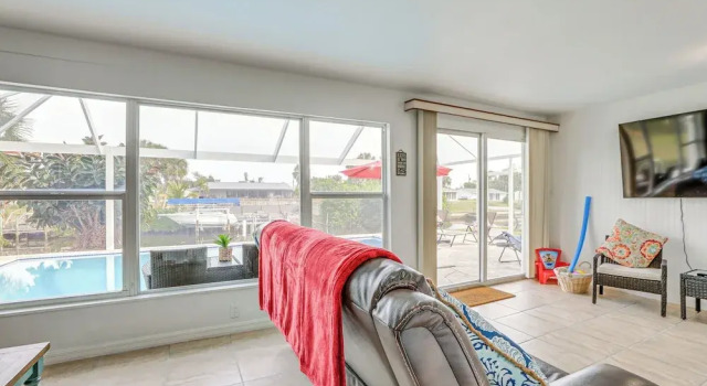 Коттедж Riverfront Florida Retreat w/ Pool, Patio & Grill!