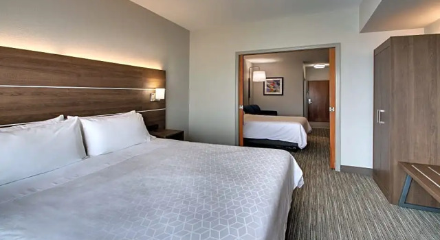 Четырёхместный люкс c 1 комнатой Holiday Inn Express Hotel & Suites Waukegan/Gurnee by IHG