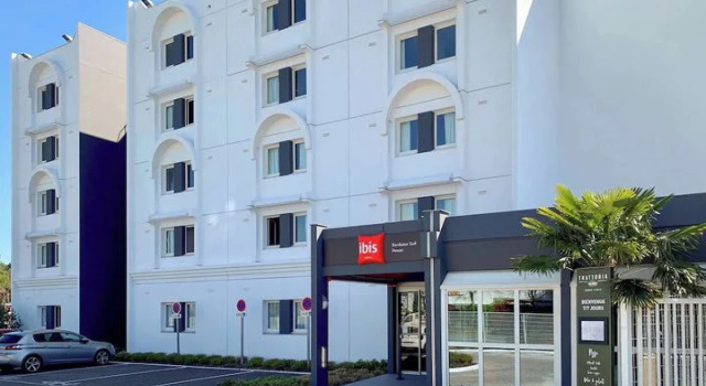 Кровать в общем номере ibis Bordeaux Pessac Route des Vins