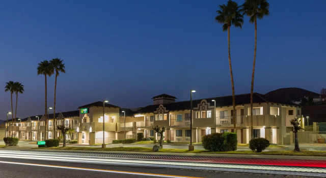 Quality Inn Lake Elsinore I-15, Забронировать Отель Каньон-Лейк 