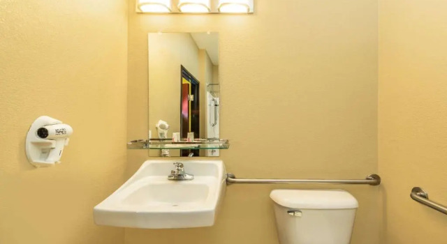 Номер Standard Days Inn by Wyndham Rockdale Texas