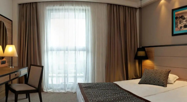 Трёхместный номер Standard с балконом и с частичным видом на море Astera Hotel & Spa with FREE PRIVATE BEACH