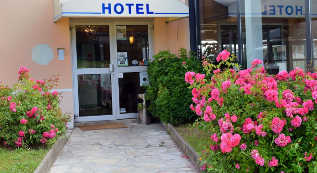 Hotel Restaurant Les Jardins DEpône, Book Hotel  