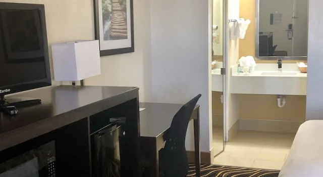 Четырёхместный номер Economy Quality Inn West Fort Worth