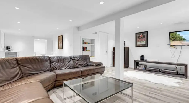 Коттедж Bright Basement Suite