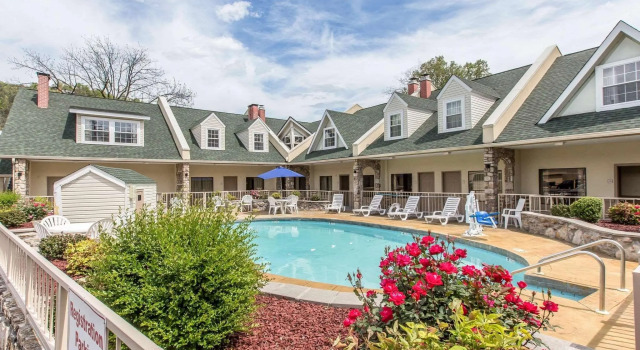 Кровать в общем номере Econo Lodge Inn & Suites Gatlinburg at the Convention Center