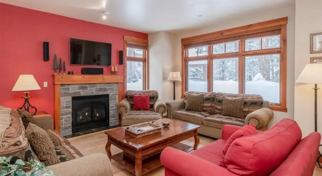 Stylish End Unit On Fairway, Hot Tub - Walk To Lift 2 Bedroom Condo