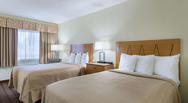 Четырёхместный номер Standard Quality Inn & Suites Northampton - Amherst