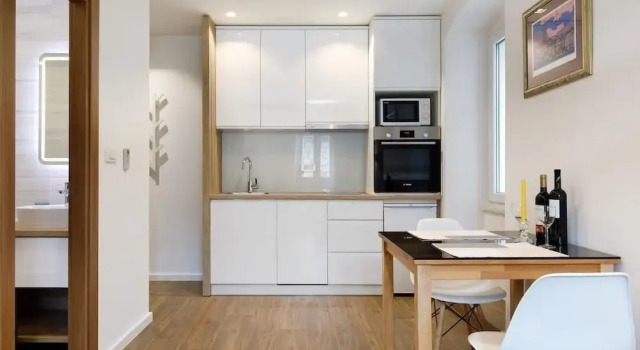 Апартаменты Comfort Dominus, Modernly Decorated Suite in City Center