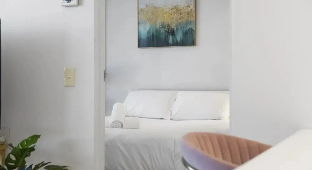 Bright South Yarra 1 Bed Flat Near Cafes & Shops, Забронировать Апартаменты/квартира Мельбурн Melbourne Region, рядом с Дом Комо-Хаус с садом
