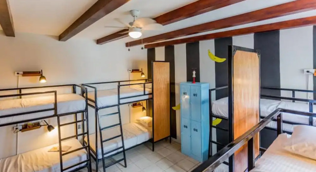 Кровать в общем номере Socialtel Granada
