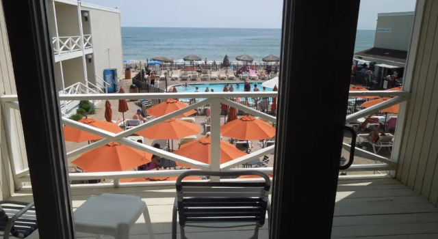 Четырёхместный номер Deluxe oceanfront Royal Atlantic Beach Resort
