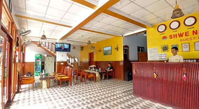 Кровать в общем номере Shwe Nadi Guest House