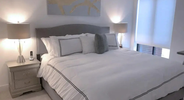 Relaxing One Bedroom Suite, Забронировать Отель Отели Бостона с парковкой, рядом с Дом-музей Гибсона, Парковка