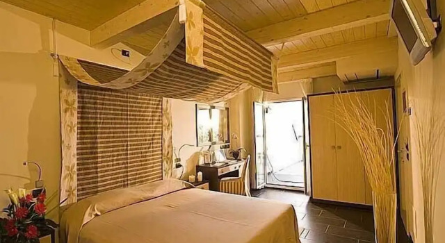 Трёхместный номер Standard с балконом и с красивым видом из окна Hotel Cavalluccio Marino