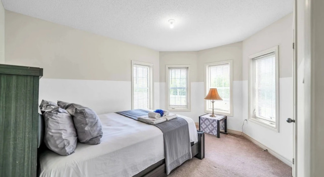 King Bed Comfort On Main Floor, Réserver Maison de vacances Villas à Durham Region, Villa