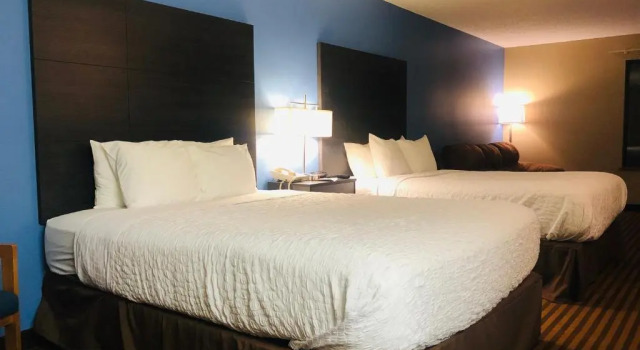 Четырёхместный номер Standard AmericInn by Wyndham Columbus Wisconsin