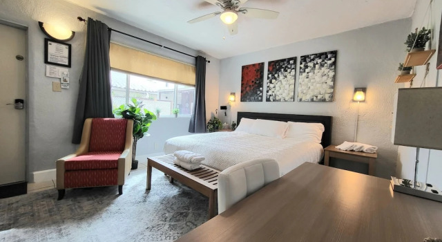 Barefoot Mailman Inn & Suites