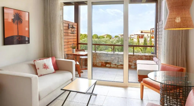 Двухместный номер Deluxe с балконом и с видом на сад The Westin Resort, Costa Navarino