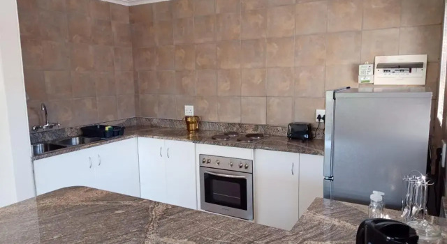 Spekboom Cottage, Забронировать Дом для отпуска Коттеджи Ист-Лондона, рядом с Пляж Bonza Bay Beach, Коттедж