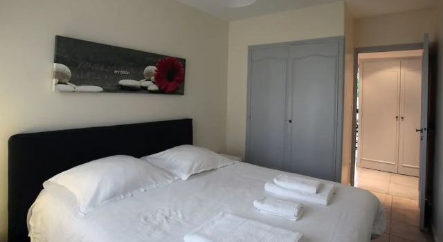 2 bright bedroom with balcony close to the lake, Забронировать Отель Отели Озера Анси с парковкой, Парковка