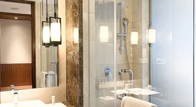 Premium Super King Doppel Zimmer Crowne Plaza Bandung, an IHG Hotel