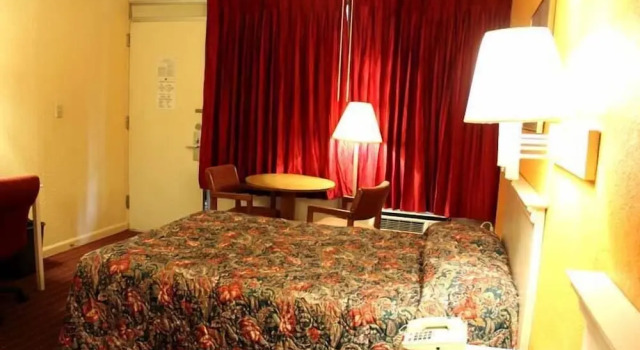 Четырёхместный номер Standard с балконом Travelers Inn