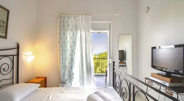 Magdalini's Seaview House - Pefkohori, Book Hotel Pefkohori 