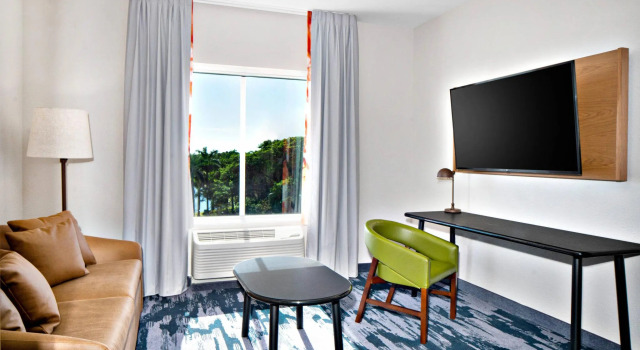 Четырёхместный люкс Fairfield by Marriott Inn & Suites Deerfield Beach Boca Raton