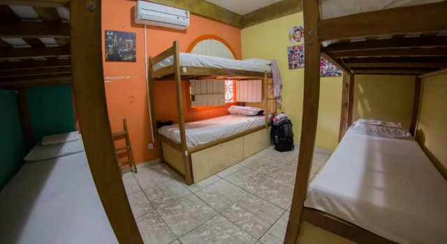Кровать в общем номере Cosmopolitan Hostel