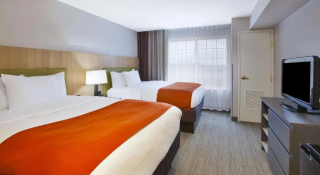 Четырёхместный номер Standard Country Inn & Suites by Radisson, Big Rapids, MI