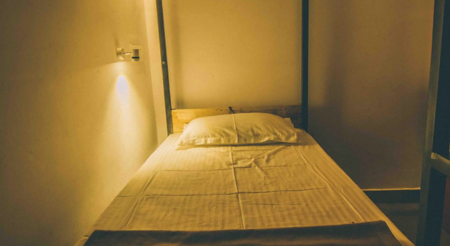 Кровать в общем номере HosteLaVie Varanasi