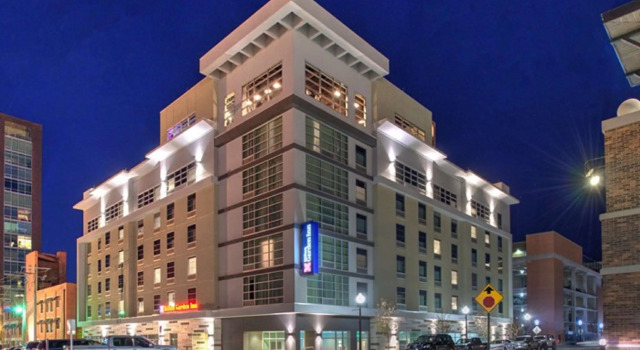 Четырёхместный номер Standard Hilton Garden Inn Little Rock Downtown