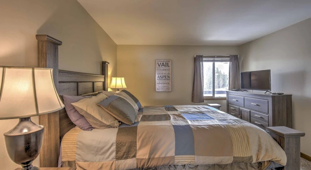 Lakefront Dillon Condo w/ Pool Access: Near Skiing, Book Lejlighed Dillon Vail Ski, nær Dillon Reservoir