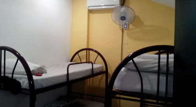 Кровать в общем номере Etika Inn