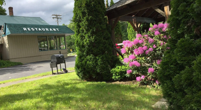 Adirondack Oasis Motel, Забронировать Мотель Отели Лейк-Джордж с парковкой, рядом с Музей «Форт Уильям-Генри», Парковка