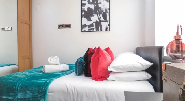 Tudors eSuites Birmingham Townhouse Private Garden Free Parking, Забронировать Отель Бизнес-отели Англии, 4* 5*