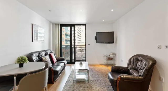 2 Bed W/private Balcony 10 min to Canary Wharf Stn