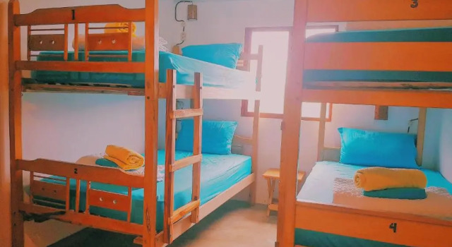 Кровать в общем номере Hermanos Perdidos Surf