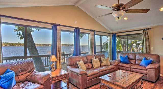 Dock & Fire Pit: Waterfront Cedar Creek Lake Home, Book Feriehus Sommerhuse i Kemp, Hytte