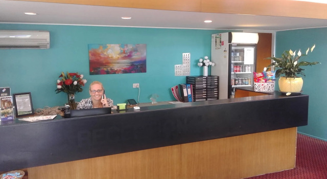 Tropical Gateway Motor Inn, Забронировать Мини-отель Рокгемптон Southern Great Barrier Reef, рядом с Информационный центр для посетителей Шпиля Тропика Козерога