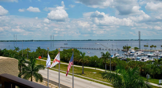 Четырёхместный номер Standard с балконом и с видом на гавань Four Points by Sheraton Punta Gorda Harborside