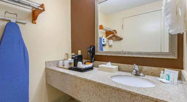 Шестиместный номер Standard Quality Inn & Suites Hanes Mall